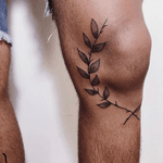 Tattoo no joelho, raminho, coroa romana, knee tattoo 