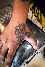 #octopus #octopustattoo #handtattoo #littletattoo #tattooartist #tattooart #tattooaddict 