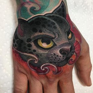 Tatuaje de Logan Barracuda #LoganBarracuda #newschooltattoo #newschool #color #cat #kitty #cute #handtattoo