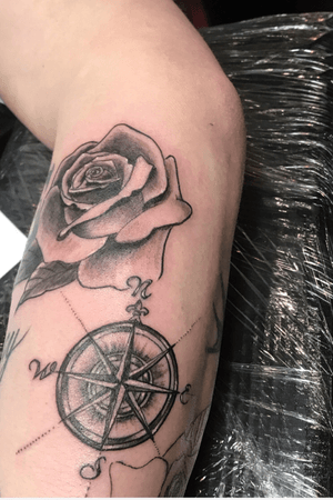 RosesAlThe(compass)way by FerryBoom #BoomInk #tattoorocker #rosestattoo #compasstattoo #folowme #tattoooftheday #blackandgreytattoo #inprogress 