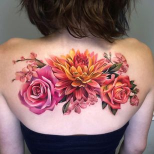 Tatuaje de Antonina Troshina #AntoninaTroshina #realismtattoos #hyperrealismtattoos #realism #hyperrealism #realistic #flowers #rose # cherry blossom #flowers #nature #color