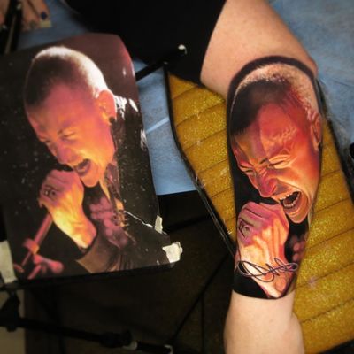 Tattoo by Nikko Hurtado #NikkoHurtado #realismtattoos #hyperrealismtattoos #realism #hyperrealism #realistic #ChesterBennington #portrait #LincolnPark #music #singer #rip #memorial