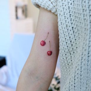 Tatuaje de Siyeon #Siyeon #realism tattoos #hyperrealism tattoos #realism #hyperrealism #realistic #cherry #fruit #food #color