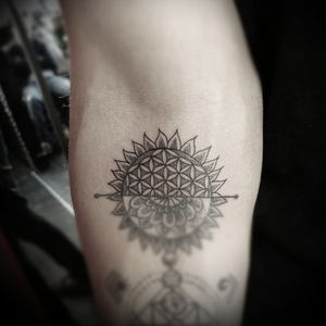 I added a #floweroflife / #sun on an existing #tattoo (I haven't done the rest of the tattoo) #dotwork #dotworktattoos #blackandgreytattoo #blackandgrey 