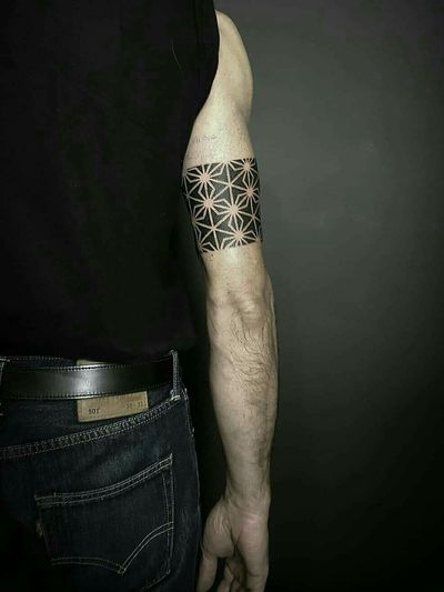 Rear view of this armband #patterntattoo #patternwork #blackworktattoo #geometrictattoo #mandalatattoo #armtattoo #triangle 