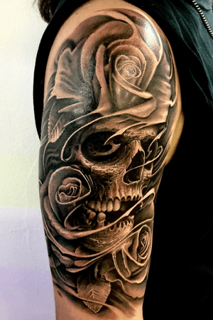 Tattoo by Floyd Varesi #skulltattoo #skullandroses #skullandrose #freehand #customwork