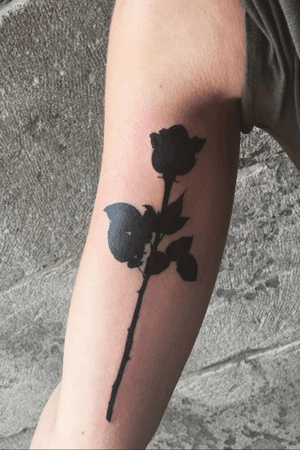 Solid black rose done at Oly Anger Tattoo in Montreal. (Artists IG tag @laurelupo) 