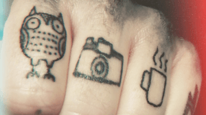 NewTattoo♥️ #tattooed #fingertattoo #blackandgrey #blackandgreytattoos #finger #hand #owl #owltattoo #cameratattoo #hamburg #love #newtattoo #inked #ink #inkedgirl #tattooedgirl #tattoolove #tattooart #tattooblack #followme 