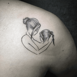 Mother and daughter ... parental love #tattooart #linework #smalltattoo #mother #daughter #parentallove #girltattoo #stencil 