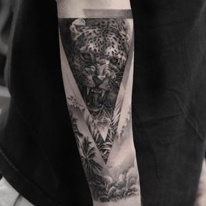 Leopard / jungle tattoo.