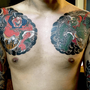 all shade and color by hand(Tebori). Fu-Jin Rai-Jin on chest. arm tattoo is not by me 風神雷神図 胸 額 肩から肘は他師 ・ appointment via e-mail kensho @japantattoo.net ・ ・ ・ ・ #tebori #handpoke #horimono #irezumi #japantattoo #japanesetattoo #japaneseirezumi #wabori #traditionaltattoo #ink #inked #tattoo #tattoos #tattooed #tattoolife #tattooartist #tattooing #tattooart #irezumicollective #tattoostyle #手彫り #刺青 #タトゥー #freiburgtattoo #germanytattoo #freiburg #fujin #raijin