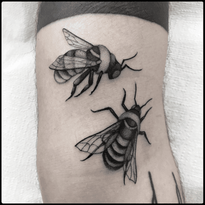 #totemica #tunguska #black #bees #honeybee #insect #entomology #tattoo #bluebirdtattoo #bluebirdfirenze #florence #firenze #italy #blacktattooart #tattoolifemagazine #tattoodo #blackworkers #blackwork 