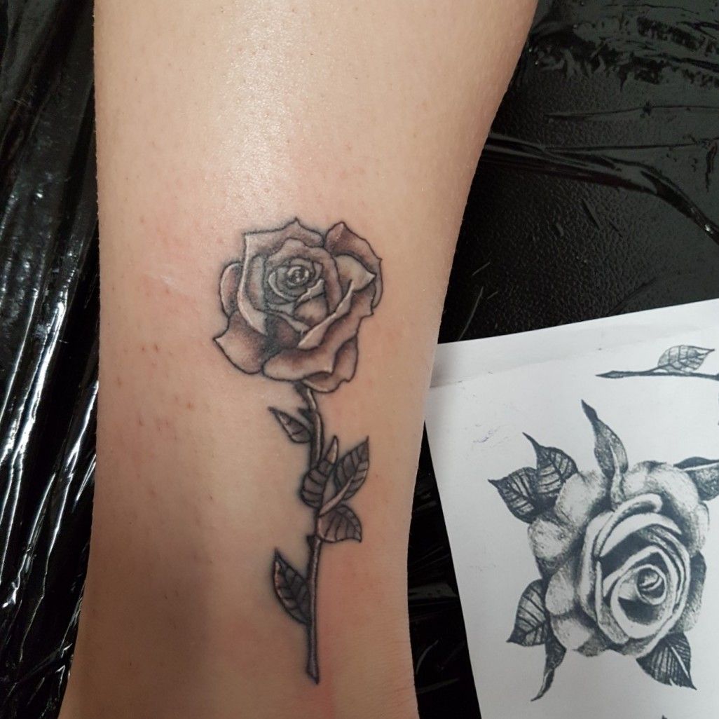 Tattoo uploaded by Meli tattoo Rose noir et blanc Tattoodo