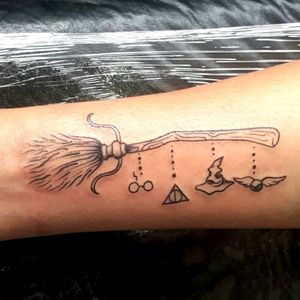 #kiatattoo #tattoo #tatuagem #tatuaje #fineline #finelinetattoo #linework #tatuagemdelicada #desenho #drawing #dibujo #tatuagemharrypotter #harrypotter #hp #harrypottertattoo #potterhead #halloween #tatuagemsp #tatuagemguarulhos
