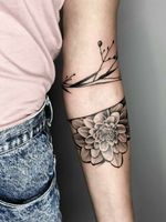 By #tetimalik.tattoo #blackwork #floral #armband #flower