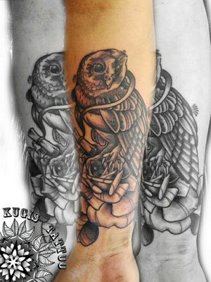 Owl tattoo standing on rose #owltattoo #kugis #kugistattoo #neotraditionaltattoo 