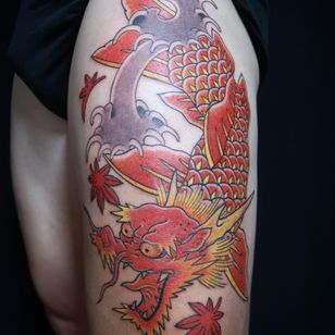 Tatuaje de Ichi Hatano de Ichi Tattoo Tokyo #IchiHatano #IchiTattooTokyo #Japanese #Irezumi #horimono #Tokyo #Japan #koi #dragon #apleleaf #leaves #waves