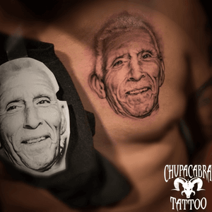 🧐Spot-on portrait @andykedavratattoo did over at the Tampa tattoo convention, hosted by @villainarts. 🔥👀 Looking to book some spot on portraits/realism related pieces? Call - (631)761-5282 (631)452-6082  OR DM: @chupacabratattoo631  @andykedavratattoo . . . . . . #portraittattoo #portraitphotography #portraittattoos #suffolkcountytattoos ##tattoo #tattooartist #tattoos #nocturnalshinewhite #nocturnalsuperblack #realismtattoo #villainarts #villainartstattooconvention #whipshading #longislandtattoo #longislandtattoos #linework
