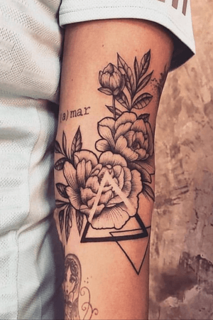 #tattoo #flowers #triangle #linework #blackandgrey #ink 