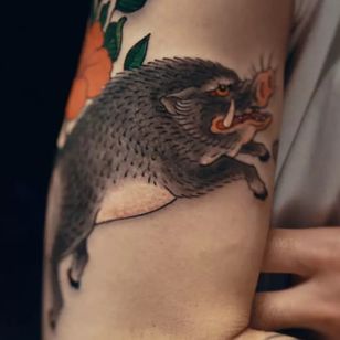 Tatuaje adornado por Chris Garver #ChrisGarver #TaikiMasuda #Japanese #Japanesetattooing #residentartists #thetattooshop #miami #wynwood #tvseries #facebookwatch #boar #color #wildboar #pig #flower