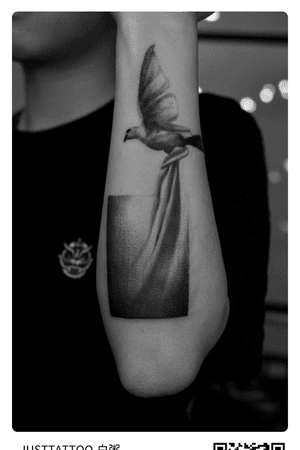 Wechat：Justtattoo02 Guangzhou Tattoo - #Justtattoo #GuangzhouTattoo #OriginalTattoo #TattooManuscript #TattooDesign #TattooFemaleTattooist #dotwork #dorworktattoo #blackandwhite #blackandwhitetattoo #pigeon #pigeontattoo #armtattoo 