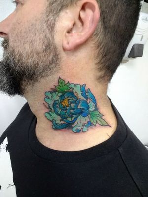 #flower on the neck for a very cool client. I really enjoy doing this kind of tattoo's. #tattoo #tattoos #tattooed #ink #fullcolor #fullcolortattoo #argtattoostudio 