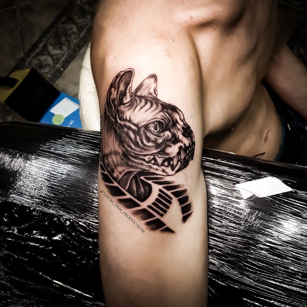 Rote #Tattoos mit Aquarell-Effekt für #Blumen auf dem Arm, image size:1069x1069