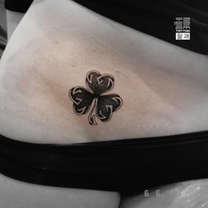 Еще одна небольшая тату в виде стилизованного клевера 🍀 для девочки из Дании 🇩🇰 (Июнь '17)...#тату #клевер #trigram #tattoo #clover #inkedsense #tattooist #кольщик 