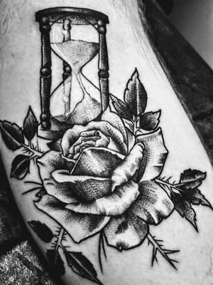 Black and grey hourglass and rose from Drue at Glass Beetle. Unbelievable art. #rose #hourglass #glassbeetle #druethomasart #blackandgrey #black #grey #stipling #neotraditional 