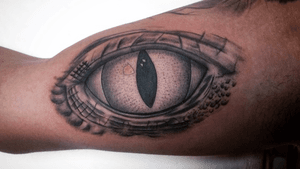 •Eye Reptile•...#tattoo #dynamicink #ink #inkedmag #instagood #tattoolife #tatuajes #geometric #mandala #blackandgrey #blackandgreytattoo #blackwork #tatuadoresvenezolanos #tatuadores #caracas #carynk 