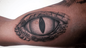 •REPTILE EYE•.trabajo para el bro @wolfphotoso  gracias por ese apoyo 💥😎💪🏽..#tattoo #dynamicink #ink #inkedmag #instagood #tattoolife #tatuajes #reptile #eye #blackandgrey #blackandgreytattoo #eyetattoo #ojos #tatuadoresvenezolanos #tatuadores #caracas #carynk 