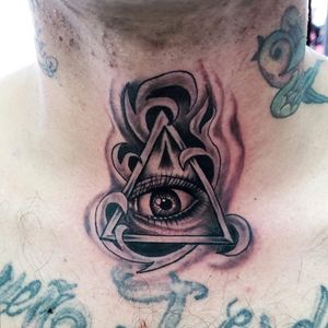 Tatuaje en el cuello 