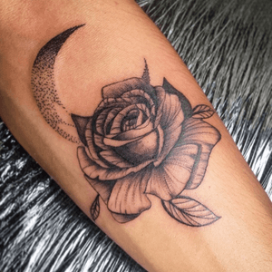 •Rose and moon• . . . #tattoo #dynamicink #ink #inkedmag #instagood #tattoolife #tatuajes #geometric #mandala #blackandgrey #blackandgreytattoo #blackwork #tatuadoresvenezolanos #tatuadores #caracas #carynk 