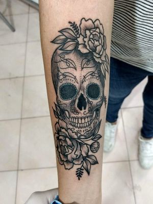Skullcandy ⚡👌 México 🤙 #sugarskulltattoo #CalaveraTattoo #tattooblackwork #blackwork #skullcandy #skull#flowers 