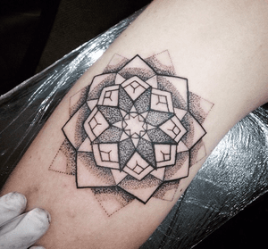 •Geometric• . . . #tattoo #dynamicink #ink #inkedmag #instagood #tattoolife #tatuajes #geometric #mandala #blackandgrey #blackandgreytattoo #blackwork #tatuadoresvenezolanos #tatuadores #caracas #carynk 