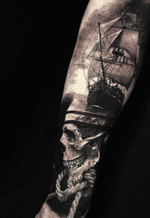 The work on the forearm, realistic ship and skull