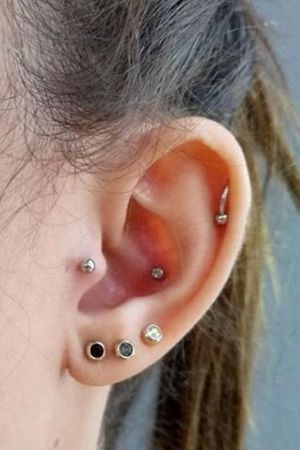 Aplicação de piercing em joia básica de aço cirúrgico. Tragus e Conch Aplicador @tb_piercing WhatsApp: (21) 99383-3234 #tb_piercing __________________________________________________ #piercing #piercer #bodymod #helix #helixpiercing #conch #conchpiercing #labret #labretpiercing #tragus #traguspiercing #lobulo #nostril #nostrilpiercing #piercinginspiration #piercingsofinstagram #safepiercing #bodyjewelry #jewelry #industrialpiercing #daith #hookpiercing #hook #tattoodo #rj #rjpiercing #niteroi #niteroipiercing #brasil #brazil #riodejaneiro #saofrancisco #bodyart #septo #piercinglingua #eyeborwpiercing #bodypiercing #bodypiercer #piercingniteroi #piercinggirl #piercingboy #niteroi