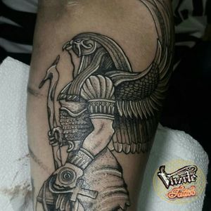 Hórus nos detalhes #vivarte #vivartetattoo #tattooartist #tattoo #horus #horustattoo #linework 