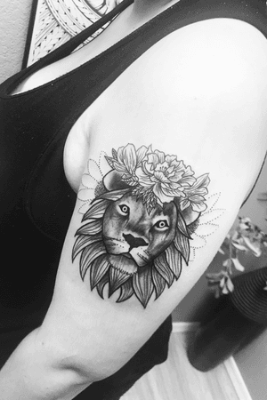 Tattoo number 7, by far the most expensive one I have (so far that is). This piece was inspired by two different quotes. Not only that, but lions have been my favorite animals since I was a little kid. “ she has liens in her heart, and a fire in her soul.” “She slept with the wolves without fear, for the wolves knew there was a lion among them.” (This piece was custom drawn!) #lion #floral #blackandgrey 