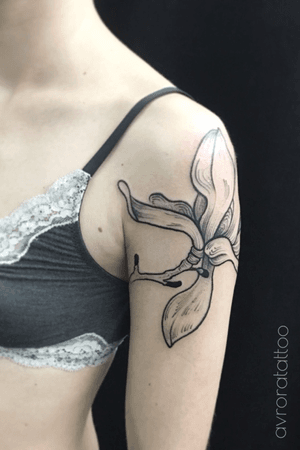 Magnoly flower shoulder tattoo. Gently tattoo for woman.