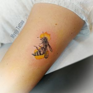 🌼#bee #beetattoo #beehive #beehappy #abeille #abeilletattoo #tattoo #tinytattoo #smalltattoo #watercolortattoo #watercolor #ink #dotwork #dotworktattoos 