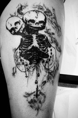 Blackwork conjoined skeleton twins on thigh #tattoo #conjoined #conjoinedtwins #skeletons #skeleton #skulls #black #blackandgrey #smoke #dark #ink #witchinghour #tattoodo #sketch #thebeautyofimperfection #witchinghourtattoo #bobbygreyart