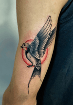Golondrina diseñada por mi y hecha en Vieja Escuela Tattoo (Valencia) #tattoo #valenciatattoo #valencia #neotraditional #ink #bird #birdtattoo 