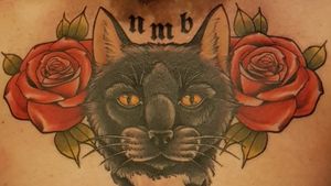 Tête de chat avec 2 roses et 3 lettres gothique 