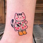 Tattoo by Si Si #SiSi #sisilovelove #kawaiitattoos #kawaiitattoo #kawaii #cute #kitty #cat #animal #cherry #food #foodtattoo #color #illustrative #small