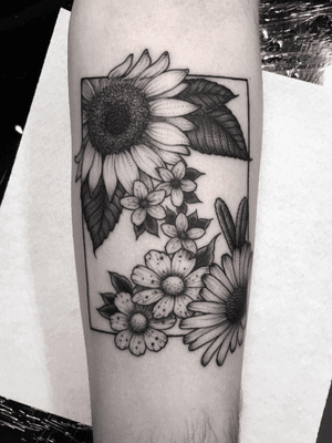A little flower arrangement. @villeprinsen #villeprinsen #tattoo #tatuering #tatuointi #tatovering #tatuaje #tatuagem #tatouage #tätowierung #blackwork #unikumtattoo #göteborg