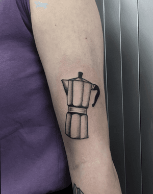 ☕️ coffee percolator ☕️•••••@violetirons #tattoo #tatuagem #tattoos #ink #art #traditional #traditionaltattoo #blackwork #flash #rotterdam #floestattoos #010 #oldskool #traditionalartist #greyspit #btattooing #allblackeverything 