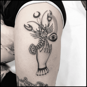 #totemica #tunguska #black #lobster #hand #eye #moon #tattoo #skinweartattooshop #rimini #italy #blacktattooart #tattoolifemagazine #tattoodo #blackworkers #blackwork 