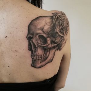 Skull black and gray tattoo