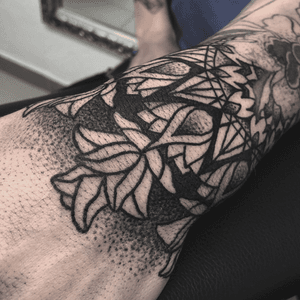 ✨ #handtattoo #hand #mandala #ornamental #dotwork #linework #blackwork #art #artist #flowermandala #geometric #tattooartist #ink #inked #swisstattoo 